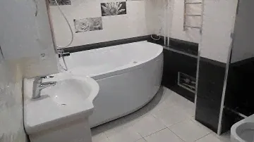 Дизайн ванной комнаты плитка двух цветов черный и белый