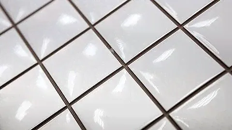 Белая плитка с темной затиркой