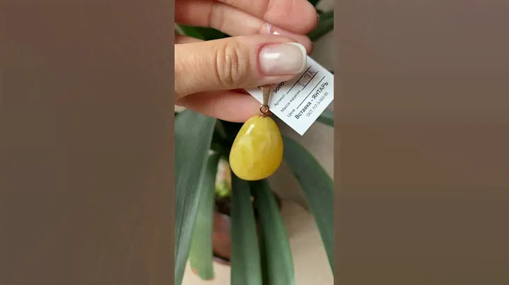 Золотой кулон из королевского янтаря