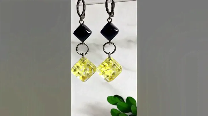Серьги-геометрия с настоящим алиссумом. #цветывсмоле #подарок WhatsApp 89506408690