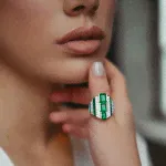 Кольцо геометрия с центральными крупными камнями цвета изумруд